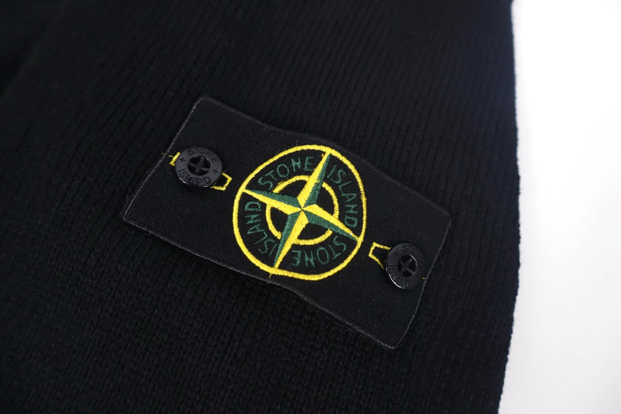 P450 [Exclusive supply] Stone island compass crew neck sweater (black). The original version was purchased for 2,488 and developed. The fabric is made of 80% sheep wool yarn blended with 20% nylon. The overall comfort is more skin-friendly than the original version. The YB upper body is particularly tight. We adjusted the overall feel and skin-friendly feeling based on the original wool yarn quality. It is more comfortable and breathable than the ZP upper body. There is no difference between the stripes and the original version. And it can be done to make the grade full. Supports random detection of wool content to ensure that every piece customers get is of high quality. It also needs to be taken to the tatting factory for secondary processing. The Stone Island armband has straight and delicate overall wiring, comfortable and soft fabrics, and consistent colors with no color difference. It can be matched with the same style to create a fashionable look and control various occasions. Customized accessories, complete with three labels, the same style for men and women. Size:S-M-L-XL